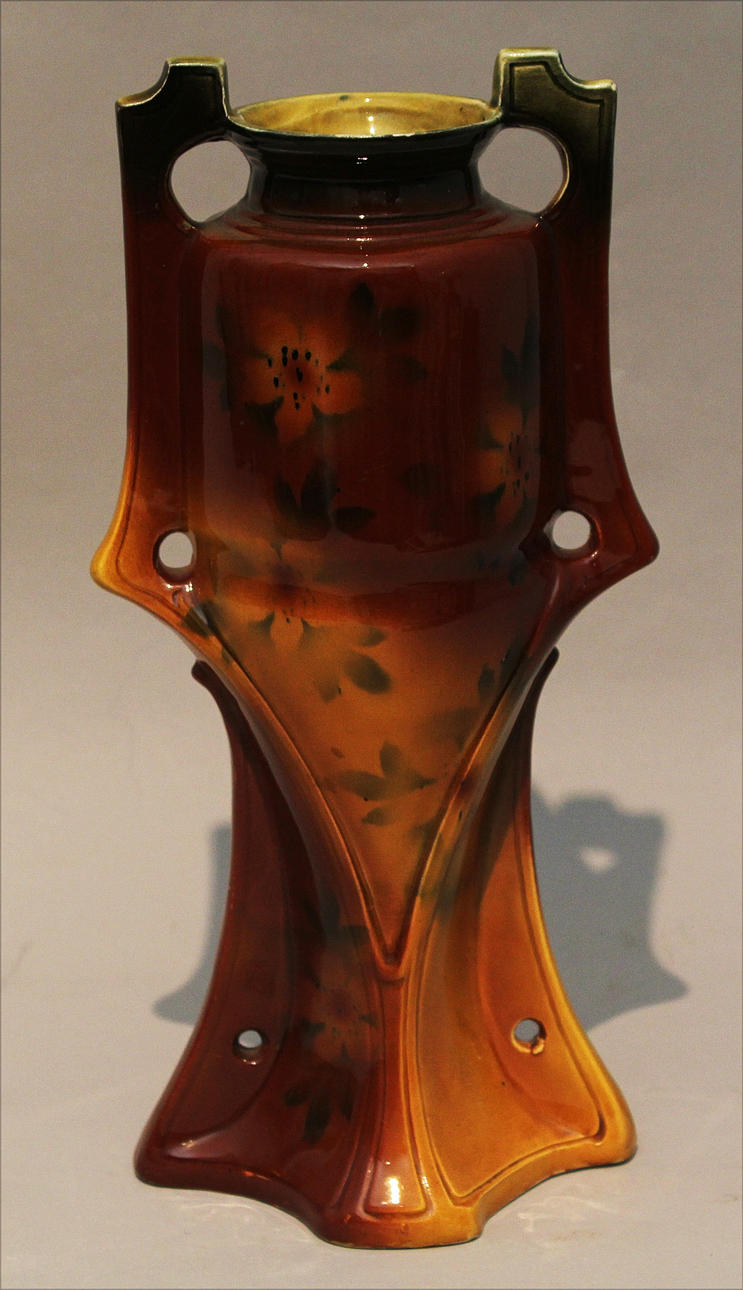 VAS i porslin. Jugend stil. Märkt D 83 5, 10469. Ca 1910-tal.