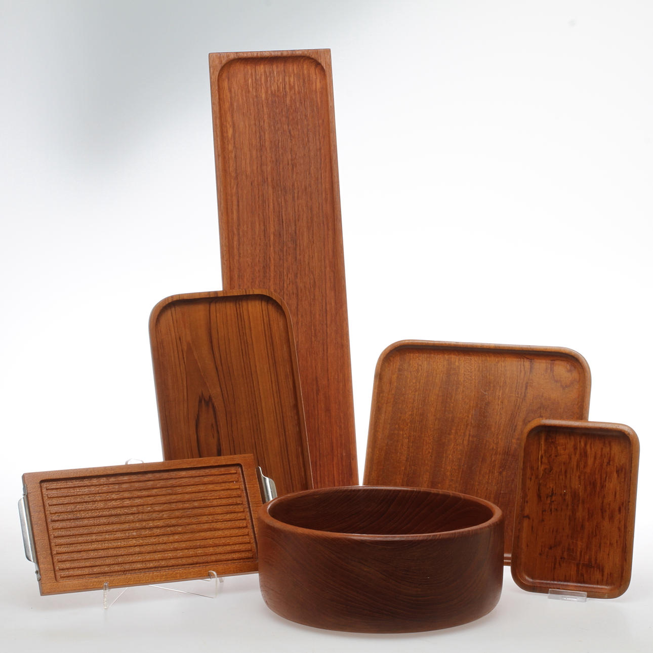 BRICKOR, 5 st samt SKÅL, teak. 1900-tal.