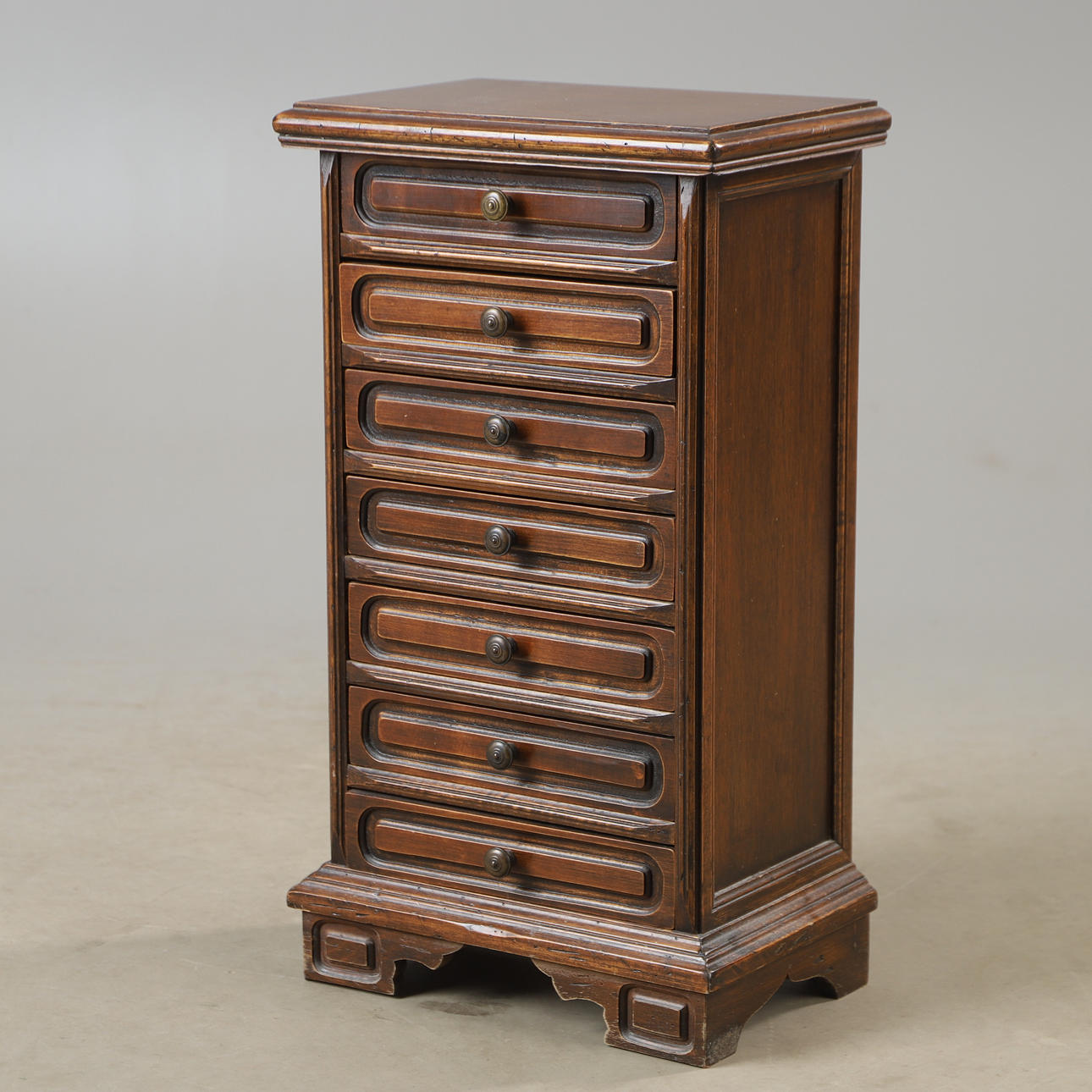 BYRÅ, 7-lådig, bok, 1900-talets andra hälft.