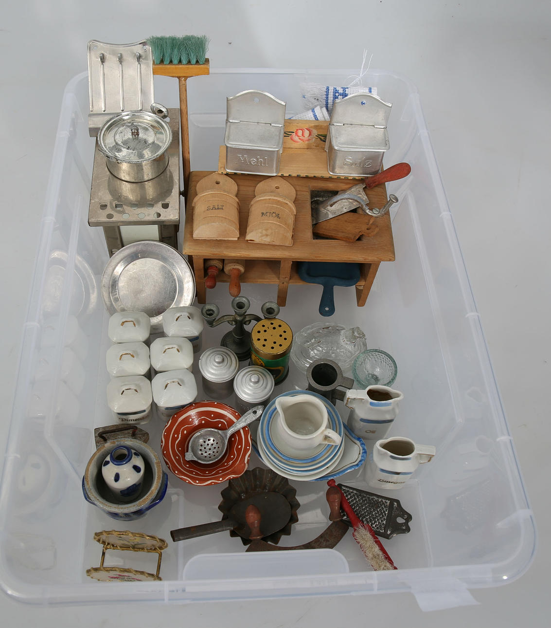 DOCKSKÅPSMÖBLER OCH INREDNING, metall, trä och porslin, 1900-tal.