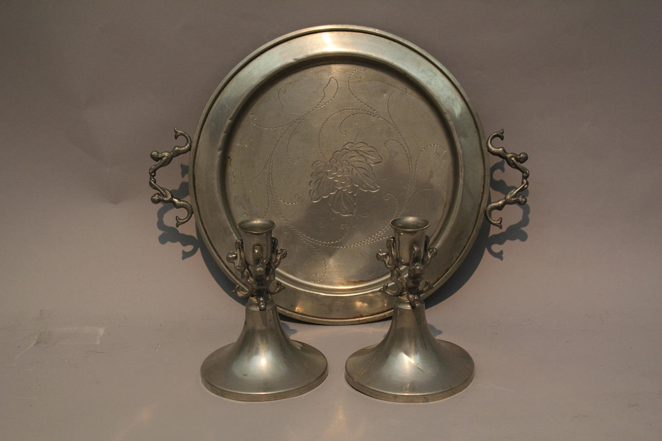 TENNFÖREMÅL, dekorerade med sjöjungfruar. Signerade HN, Stettin.