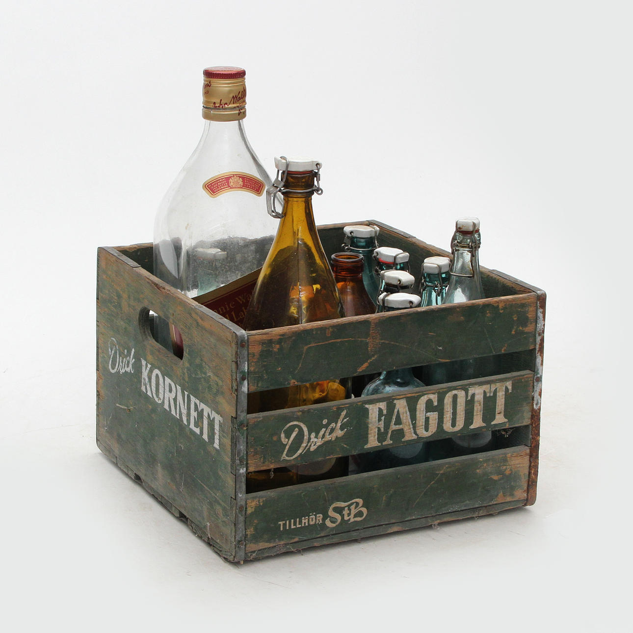 GLASFLASKOR i TRÄBACK. flera med patentkorkar.