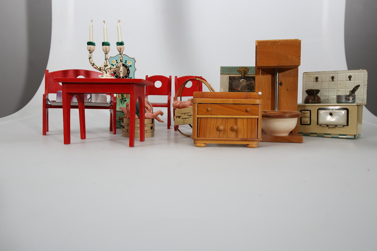 DOCKSKÅPSMÖBLER OCH INREDNING, metall, trä och porslin, 1900-tal.