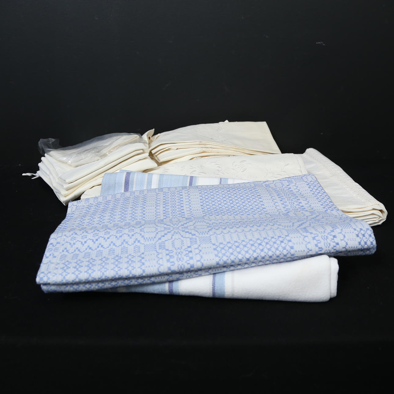 BATCH OF LINEN GOODS. Carpets & Textiles - Textiles - Auctionet