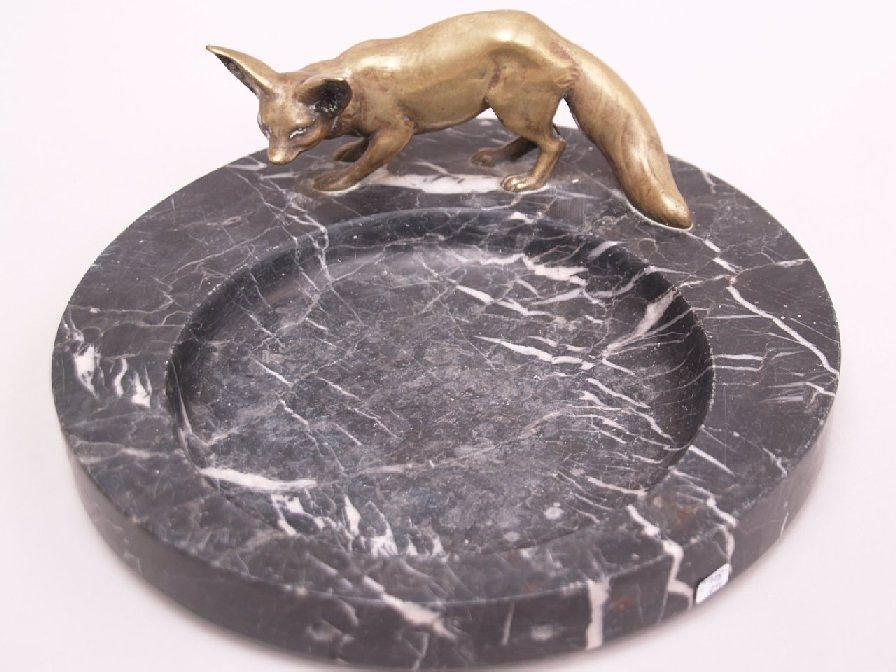 MARMOR SKÅL MED MÄSSING FIGUR.