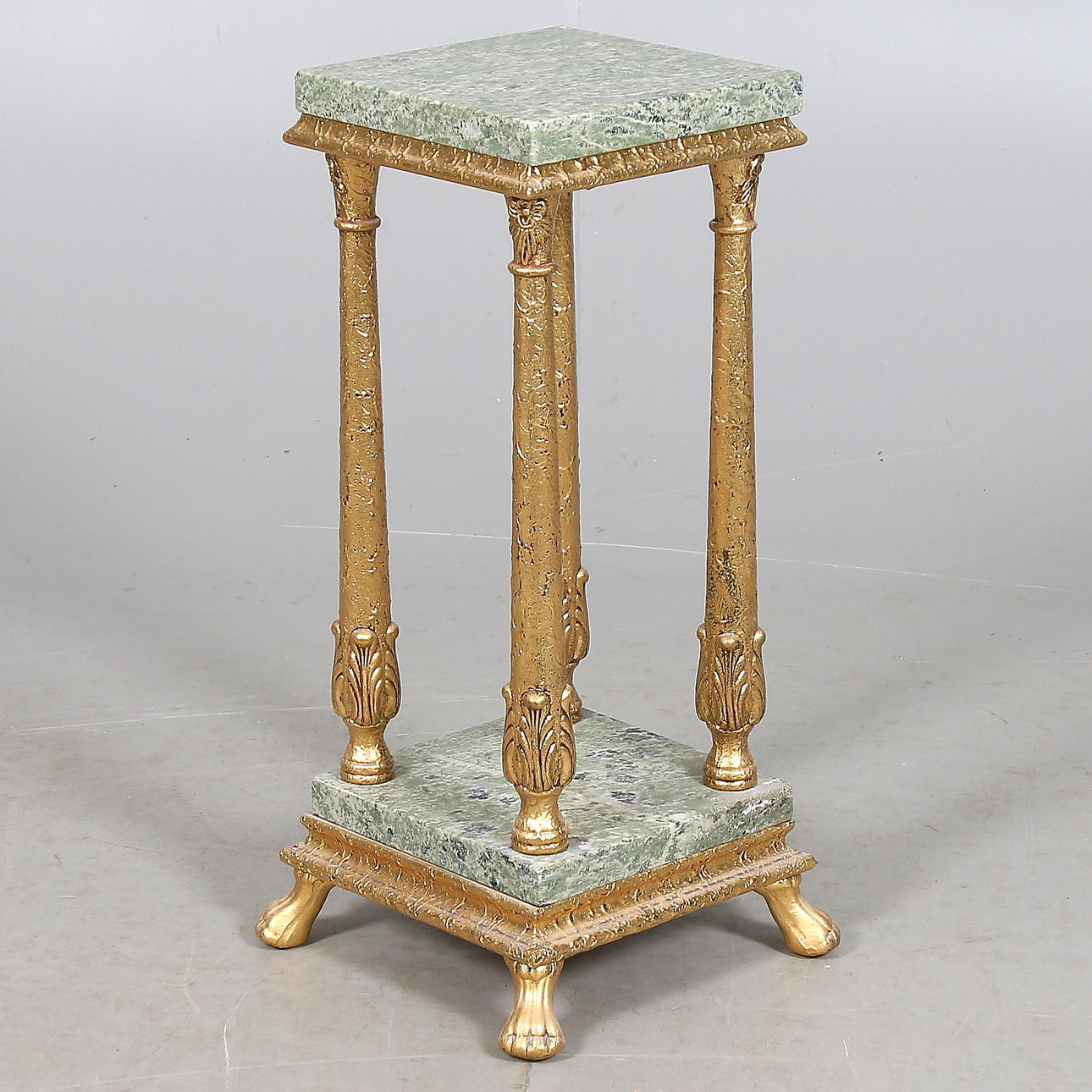 PIEDESTAL, förgyllt trä, med två marmorskivor. 1900-talets mitt.