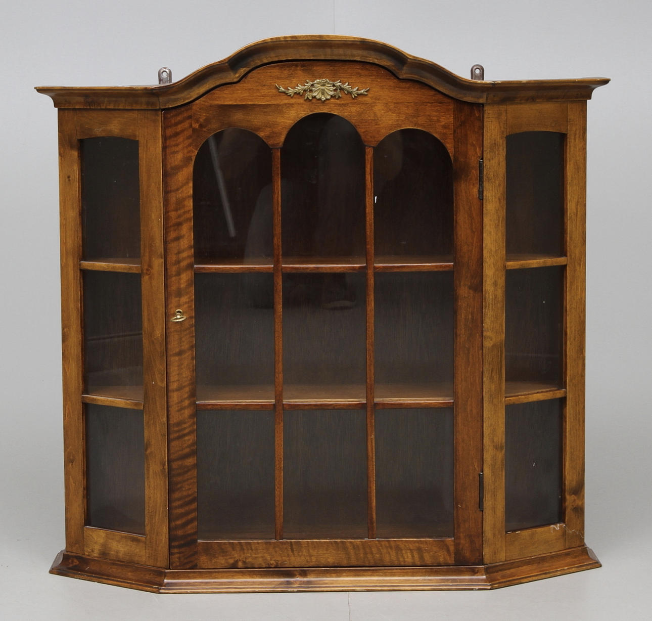 VÄGGVITRIN, 1900 tal.