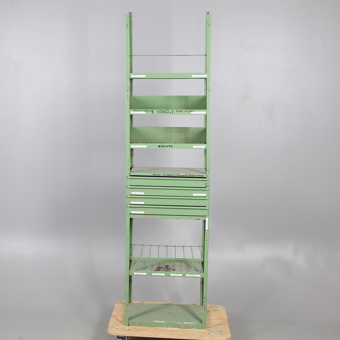 EN UPPSÄTTNING METALLHYLLOR.