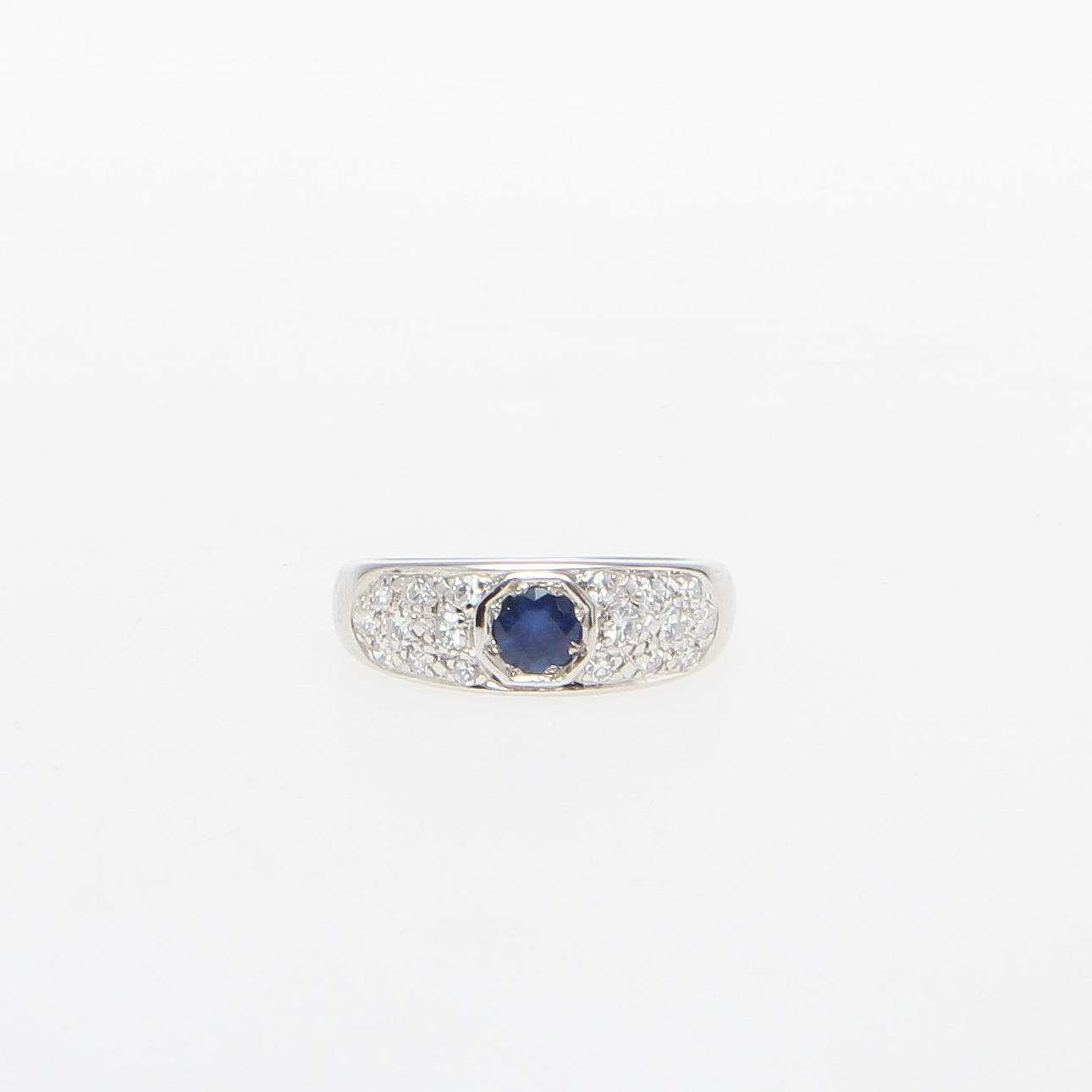 RING, 18K vitguld med safir samt diamanter, totalt ca 0,65 ct. Vikt 4,5 g.