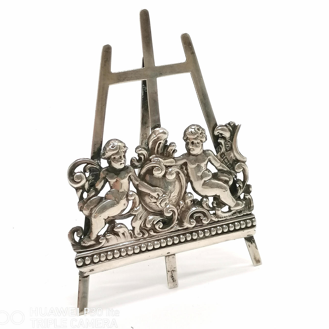 1900 SILVER EASEL STAND MENU HOLDER. Silver & Metals - Silver - Auctionet