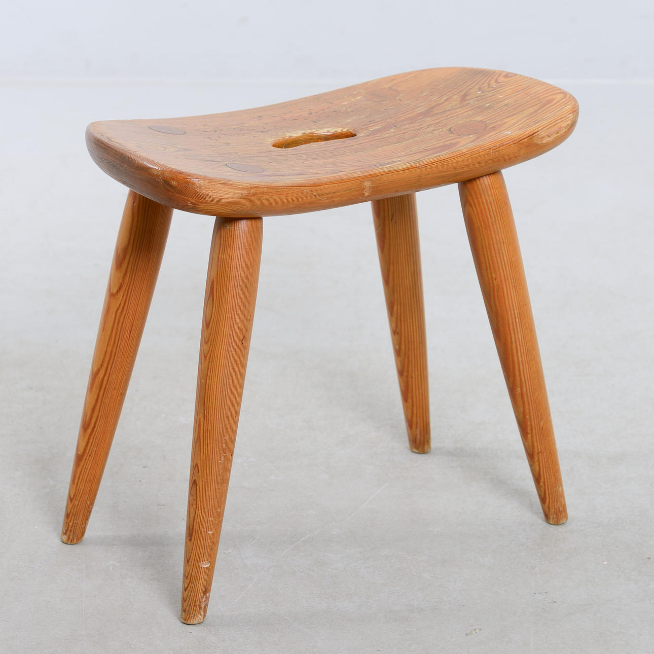 TORSTEN CLAESSON. A pine stool, Steneby Hemslöjd, mid 20th century.