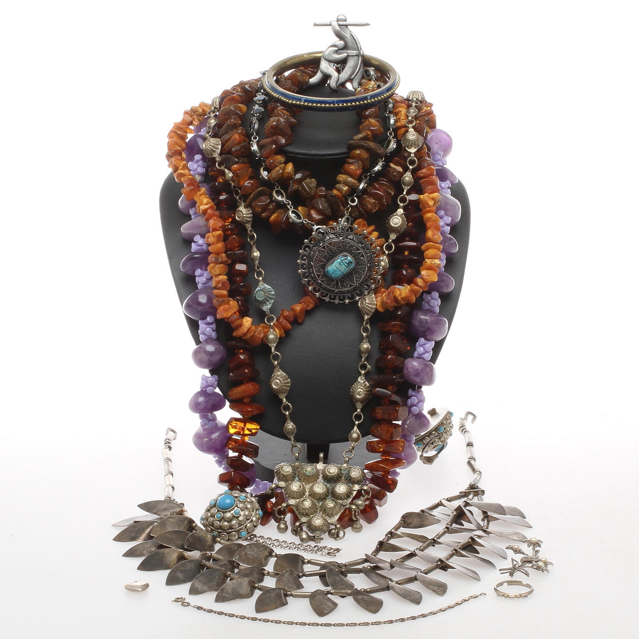 SMYCKEN, bland annat stenarbete samt silver, 1900-tal.