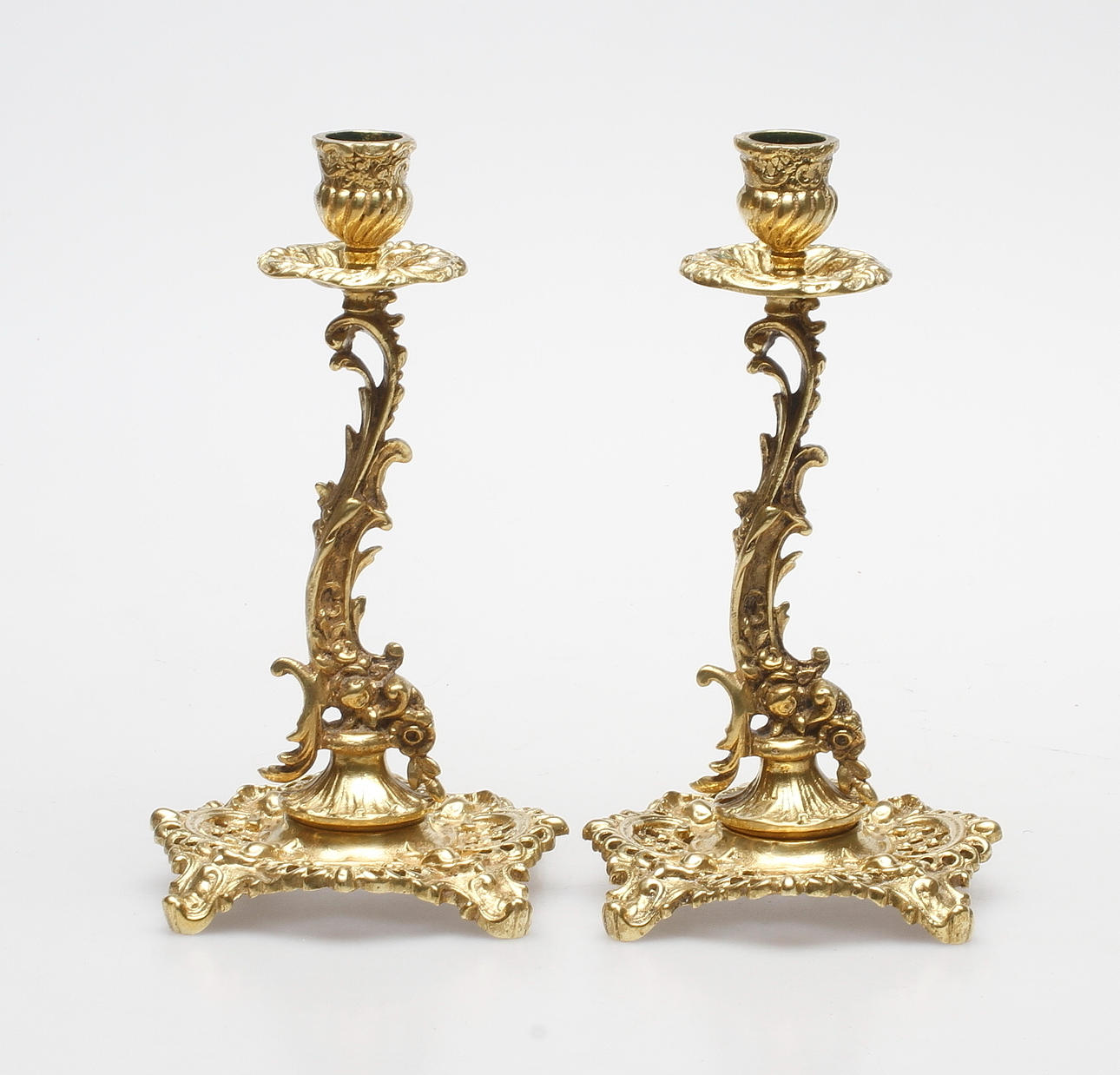 LJUSSTAKAR, ett par, mässing, rokokostil, 1900-tal.