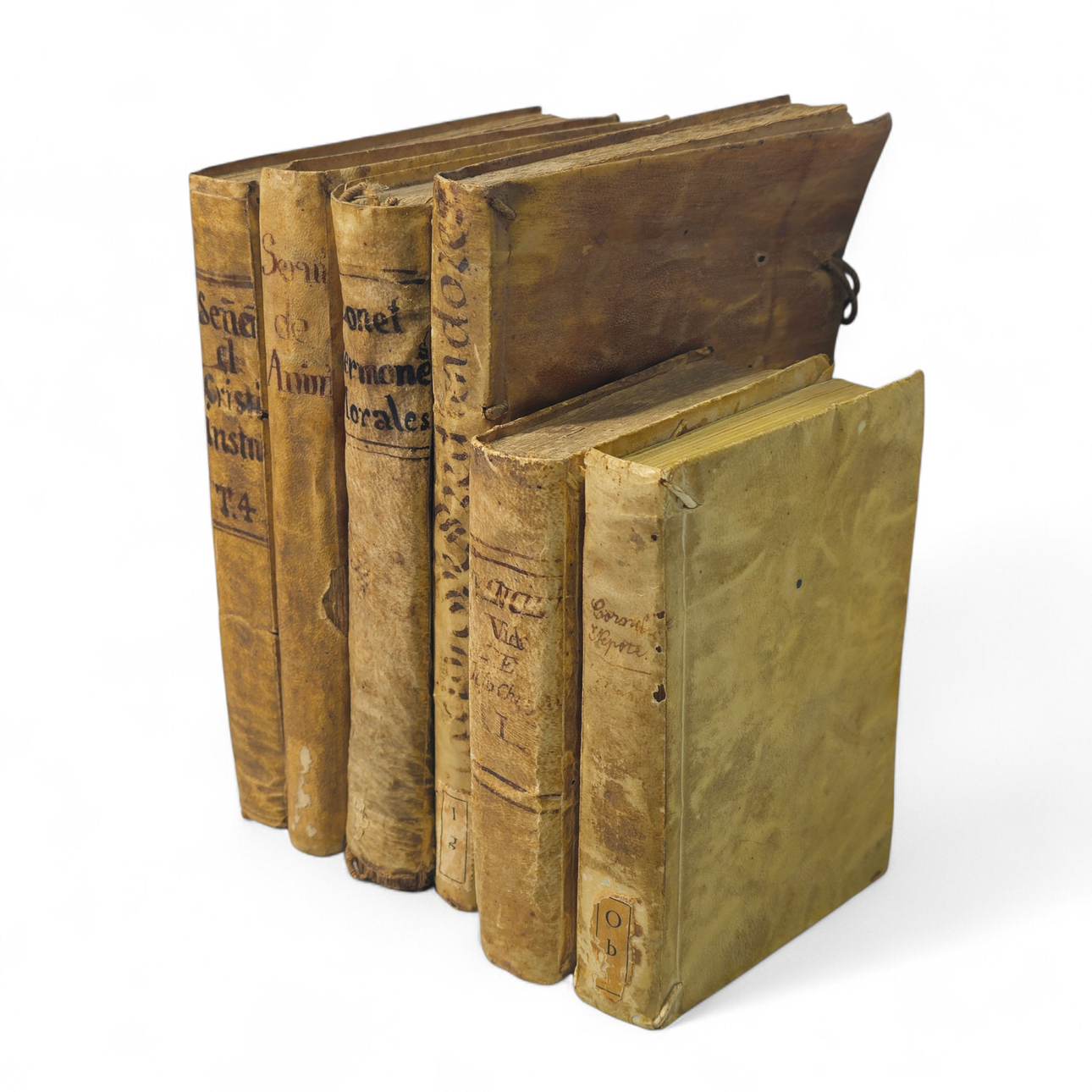 Colección de seis libros antiguos de pergamino.