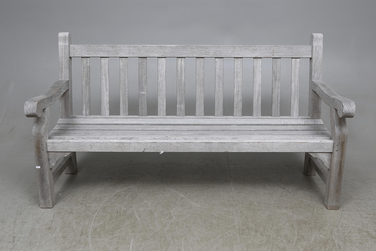 TRÄDGÅRDSSOFFA, Gloster, Bristol, England.