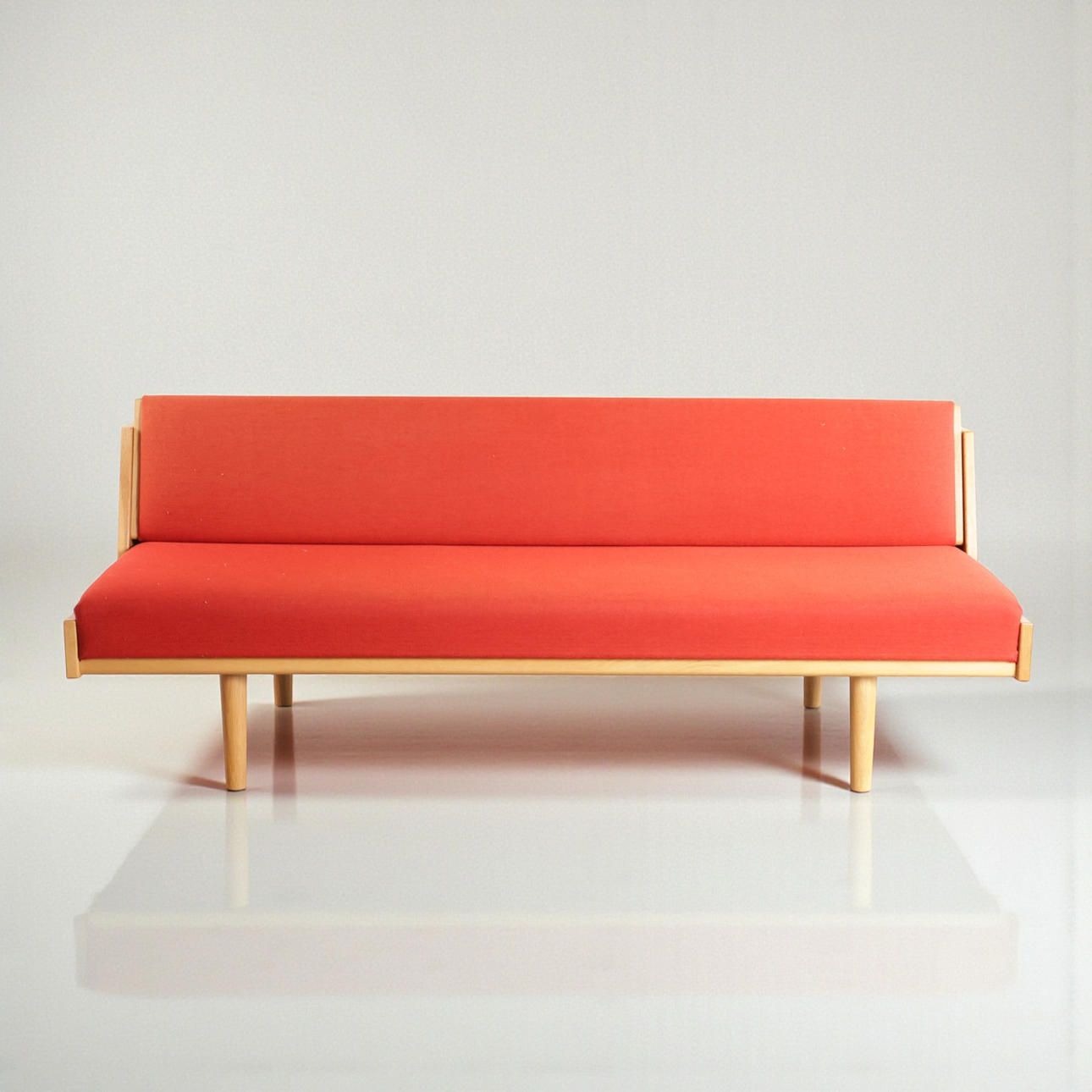 HANS J WEGNER. Sofa/daybed with oak frame with foldable backrest, upholstered in original wool. Designed in 1954. Manufactured and branded at Getama, model 'GE-258'.