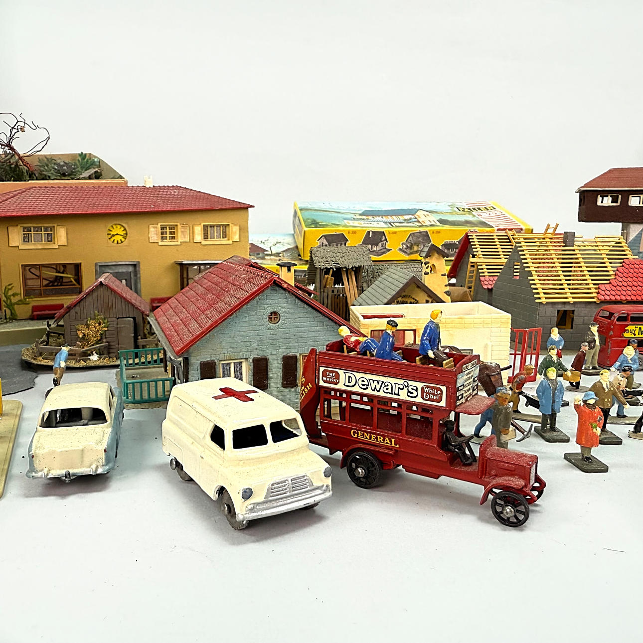 MODELLJÄRNVÄG - Byggnader bla Faller, Fordon bla Matchbox.