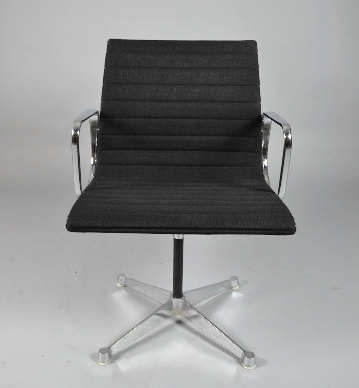 CHARLES & RAY EAMES. ALU-TUOLI EA 107.