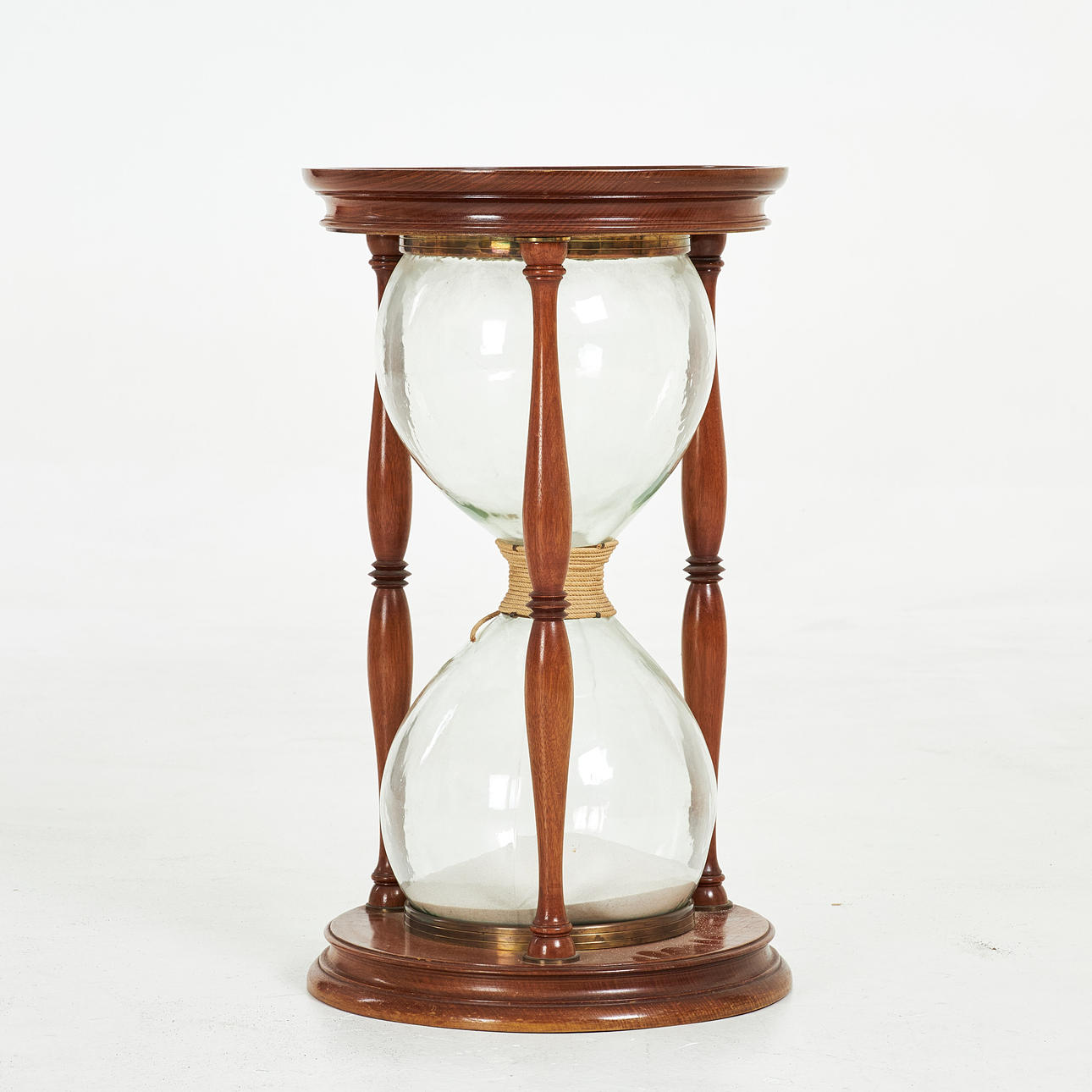 TIMGLAS. golvmodell, 1900-talets första hälft, mahogny, glas, detaljer ...