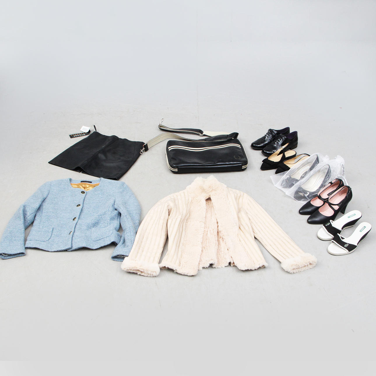 DAMSKOR, VÄSKOR och KLÄDER. Kavajjacka, Morris, Jacka, vitt skinn, med pälsfoder, ca storlek 36, Skinnkjol, storlek 34/36, Väska Fred Parri, skor, rosa Tiger, Lacoste, med mera.