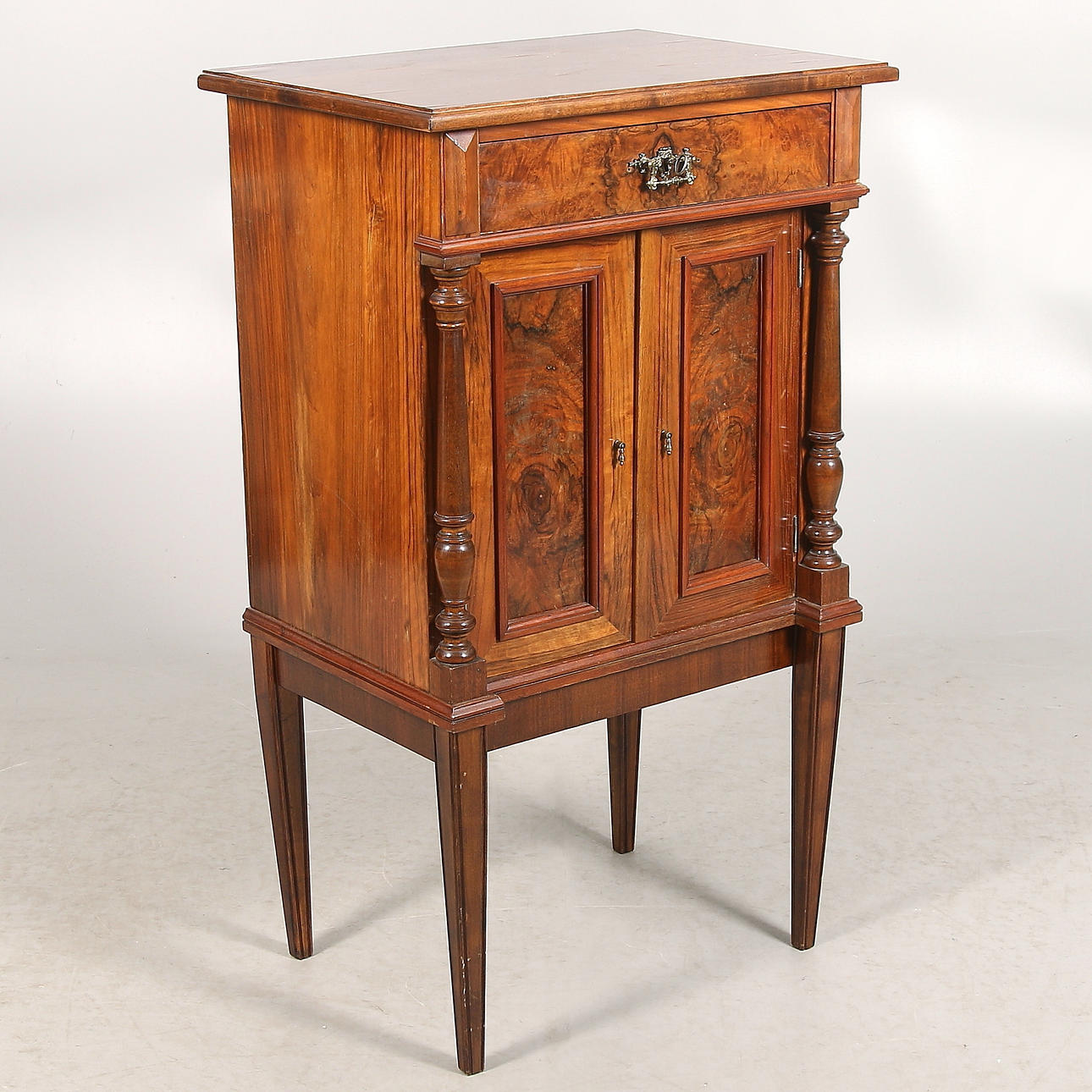 BARSKÅP, valnöt, nyrenässans, 18/1900-tal.