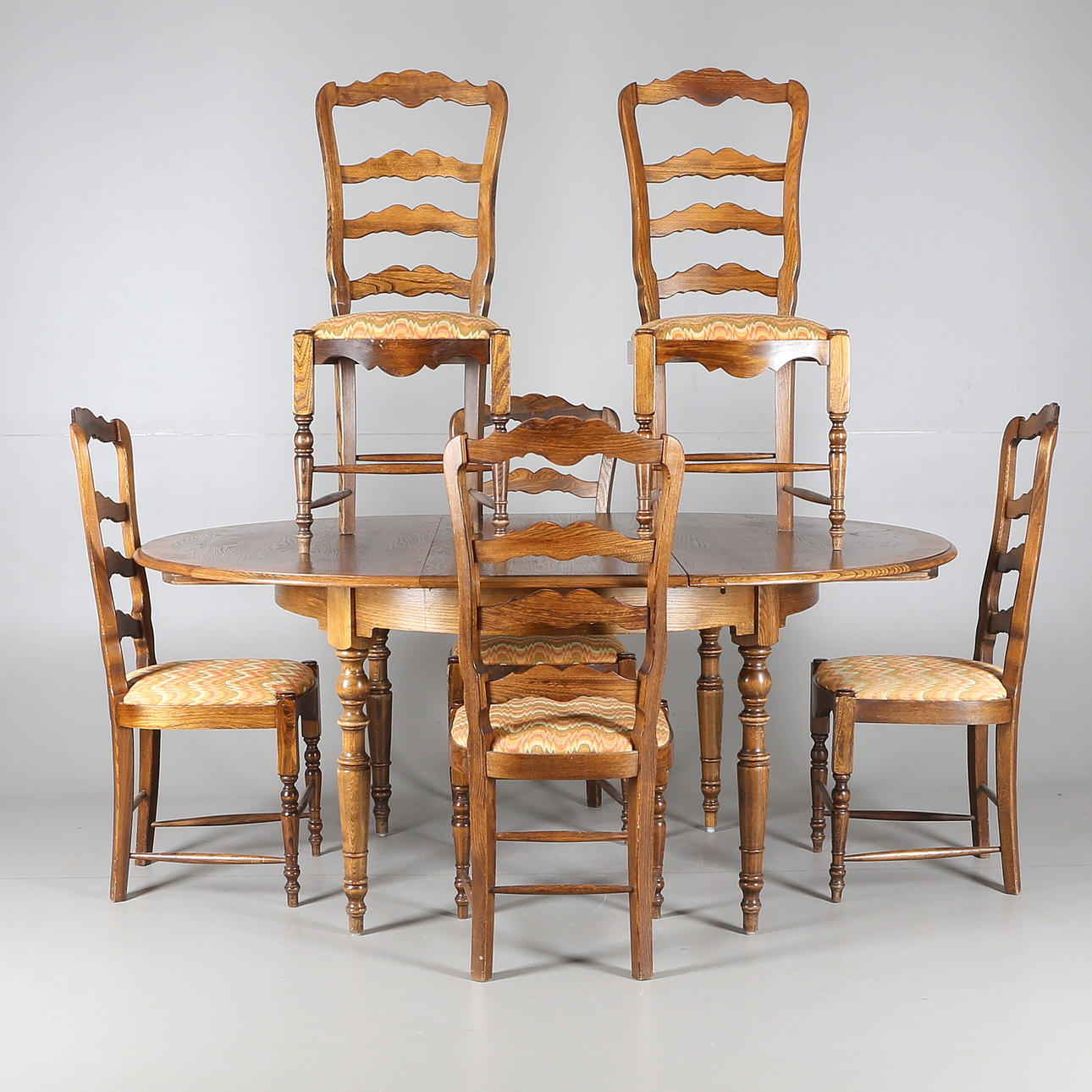 MATSALSGRUPP, 9 delar, trä, betsad ek/furu, 1900-talets senare del.