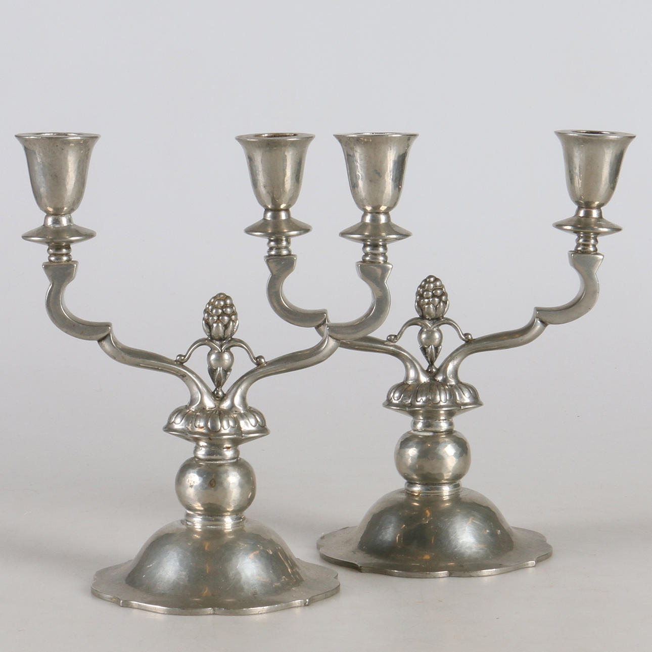 KANDELABRAR, ett par, tenn, Art deco, Just, Danmark, 1900-tal.