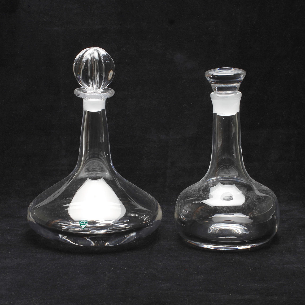 KARAFFER, 2 st. Glas. Orrefors, 1900-talets andra hälft.