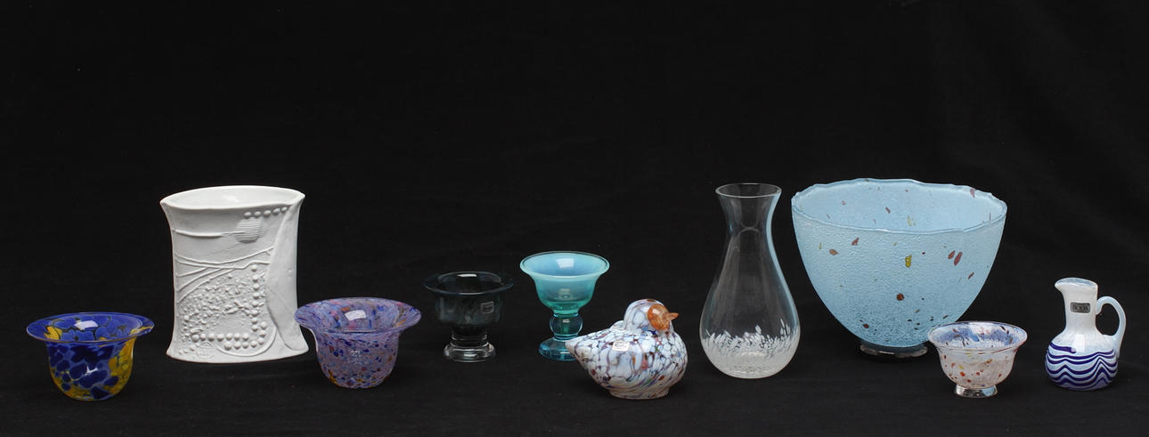 KONSTGLAS, 9 delar, bland annat U Hydman-Vallien samt B Vallien samt VAS porslin Bertil Vallien Rörstrand.