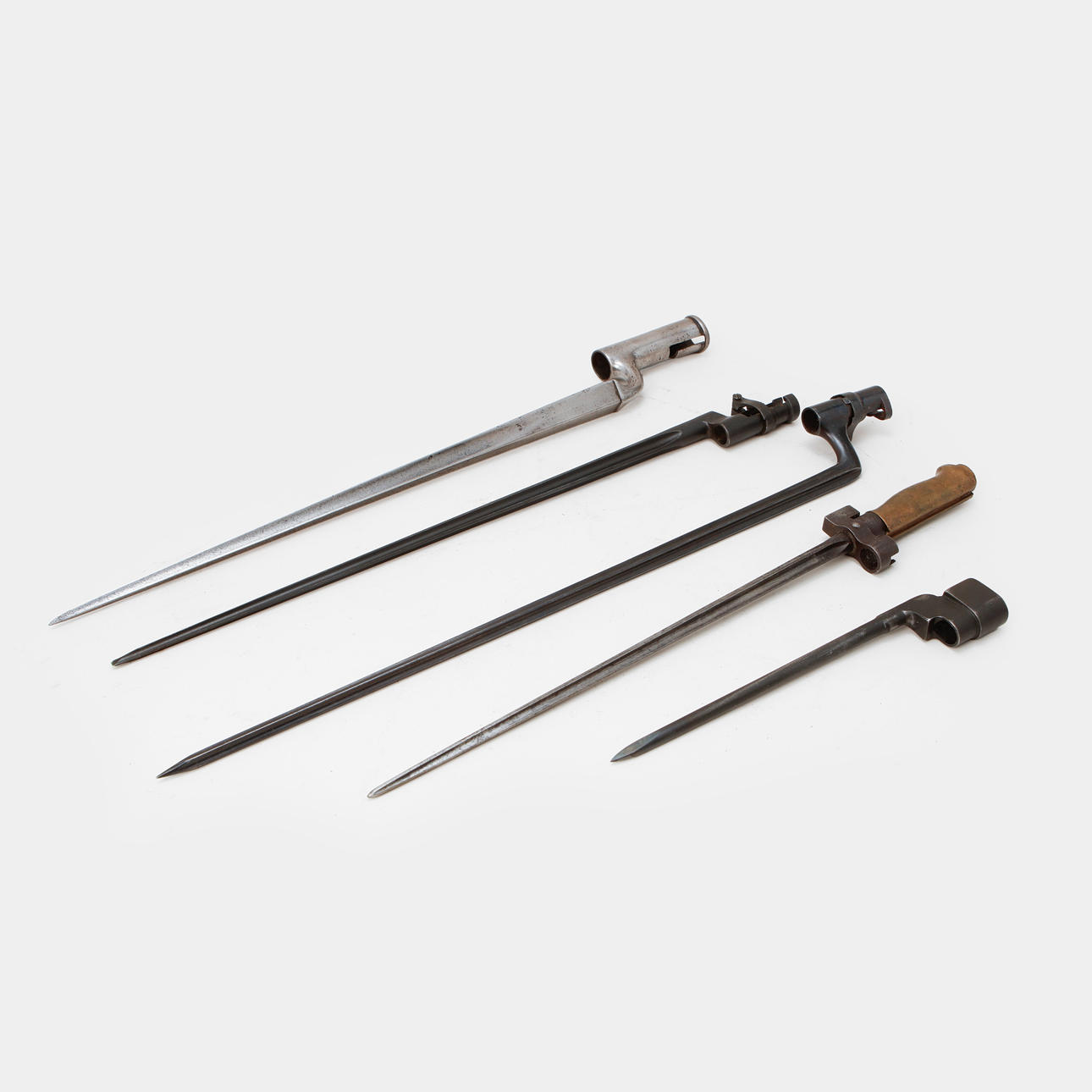 BAYONETS, 5 pcs. Weapons & Militaria - Edged weapons - Auctionet