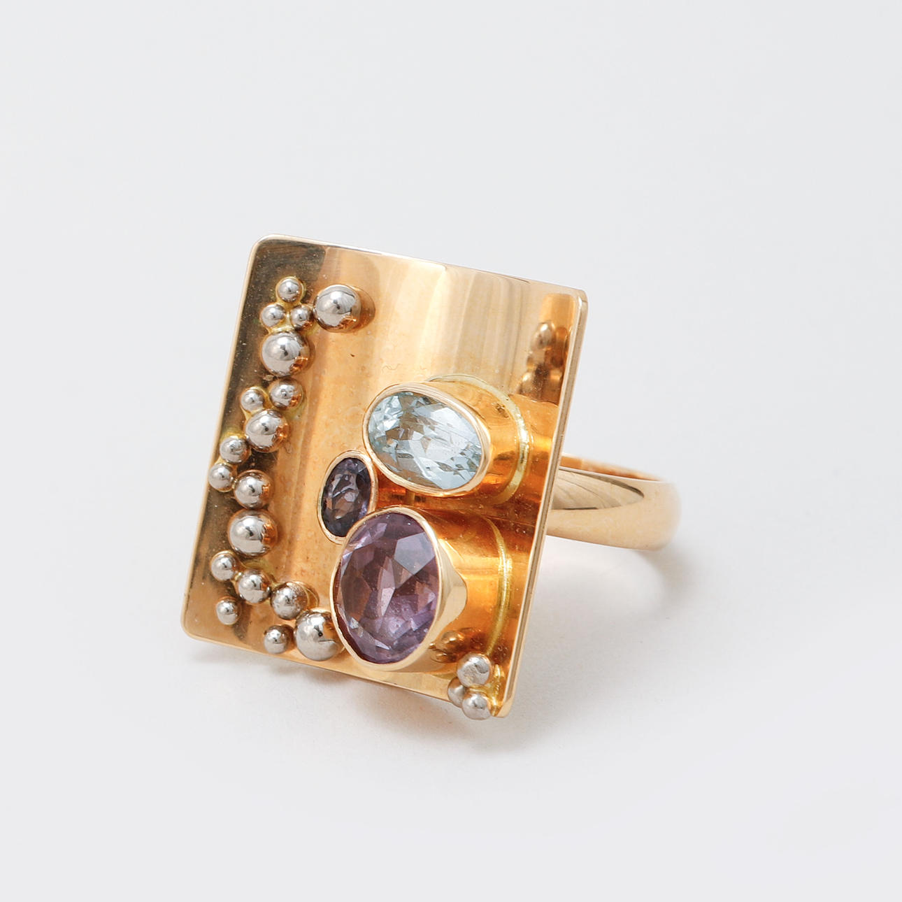 RING, 18k guld, ametister, akvamarin, Ada, Göteborg, vikt ca 18,8 gram.