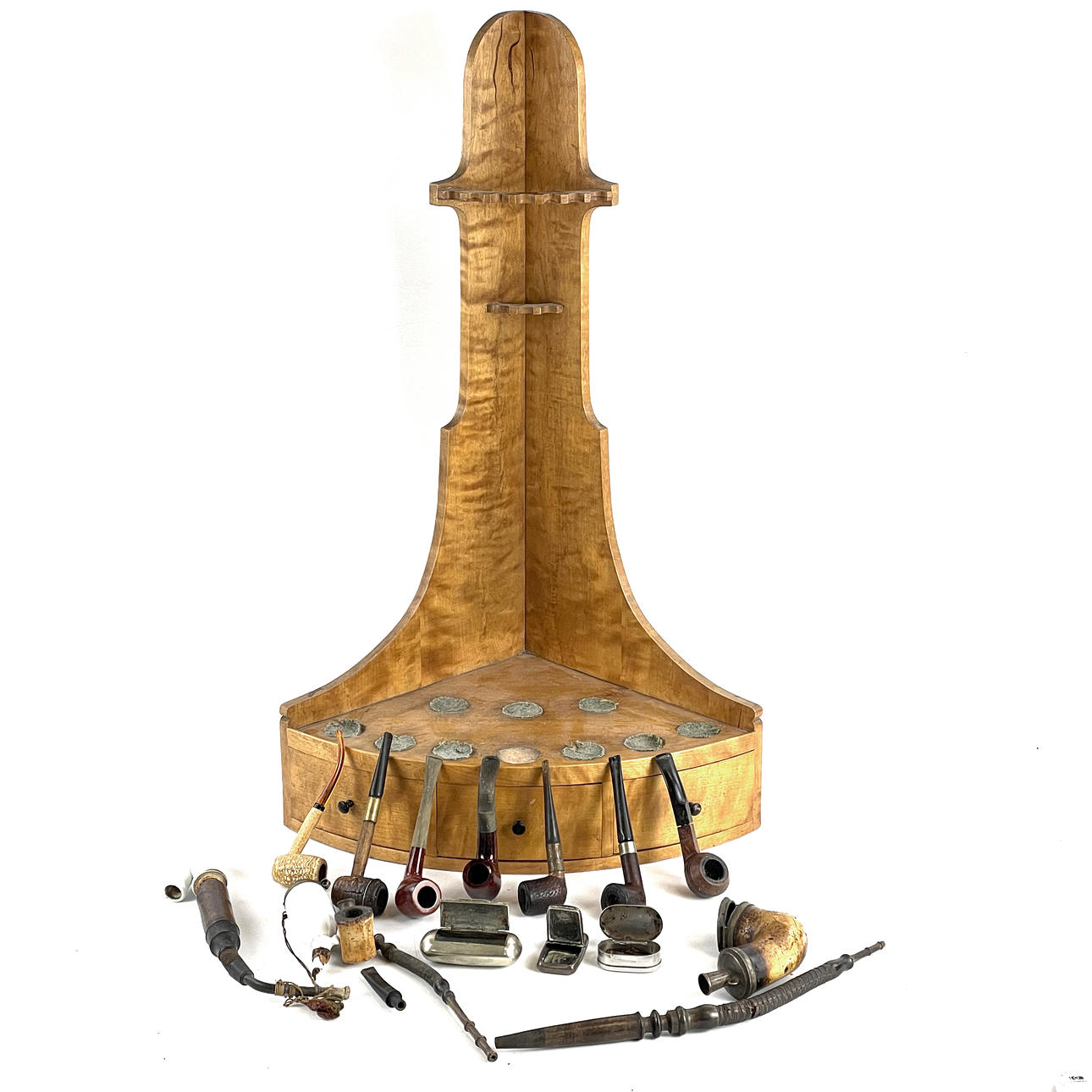 PIPSTÄLL med parti pipor, 1800/1900-tal. Övrigt - Övrigt - Auctionet