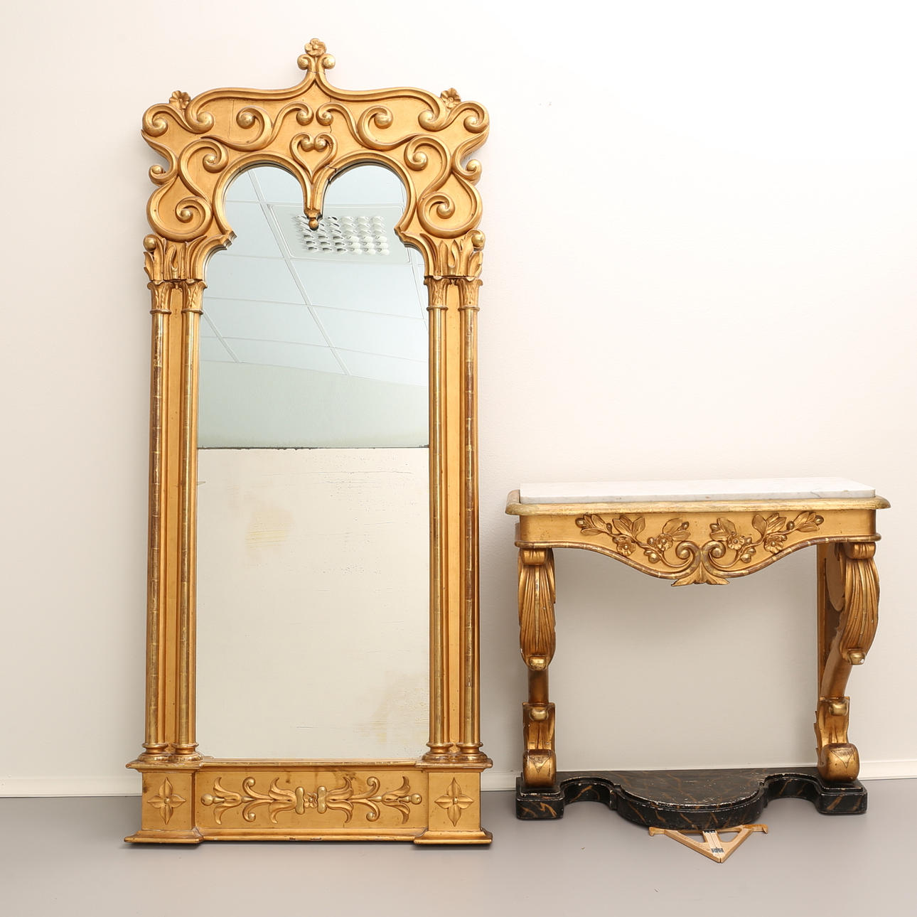 SPEGEL MED KONSOLBORD. Senempire, 1800-talets första hälft.