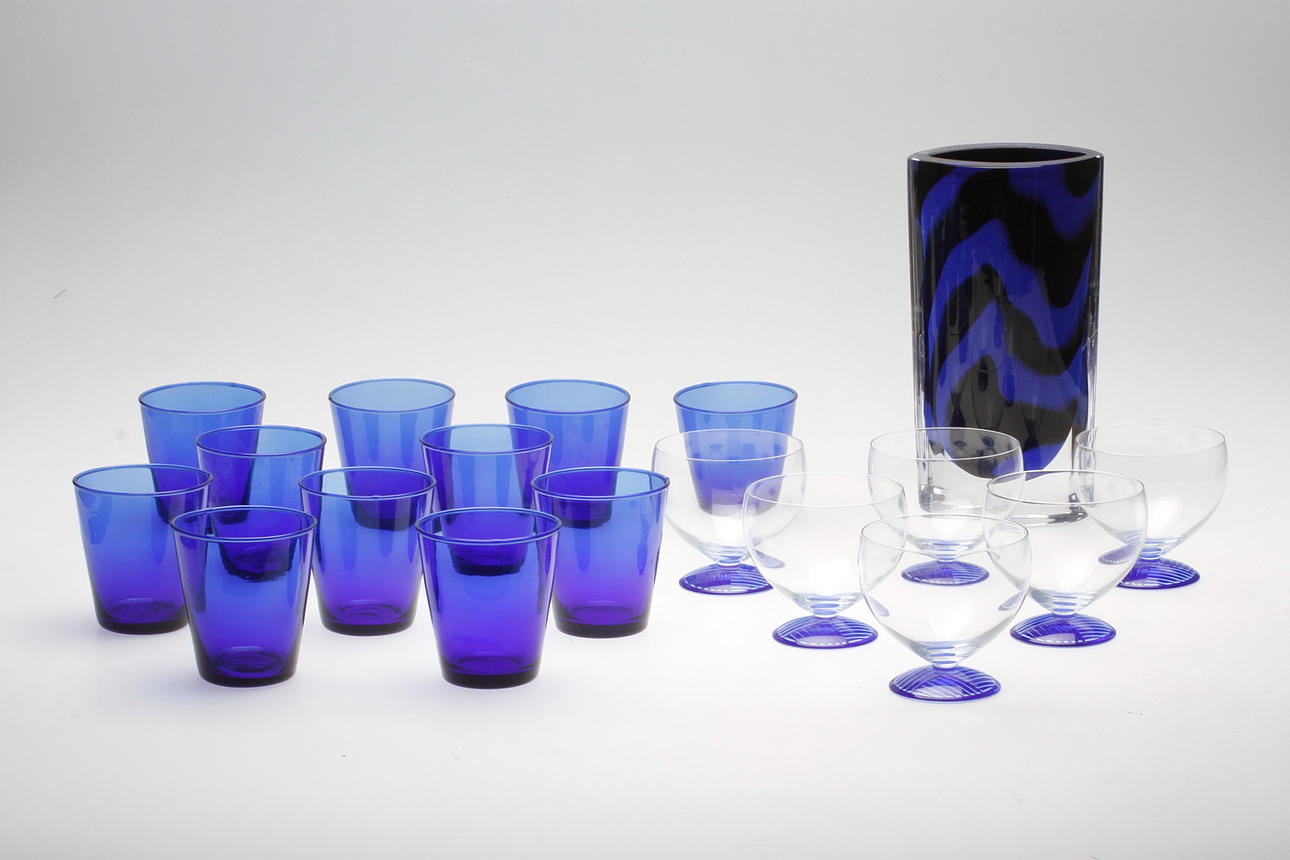 GLASFÖREMÅL, 18 delar, bland annat dessertskålar.