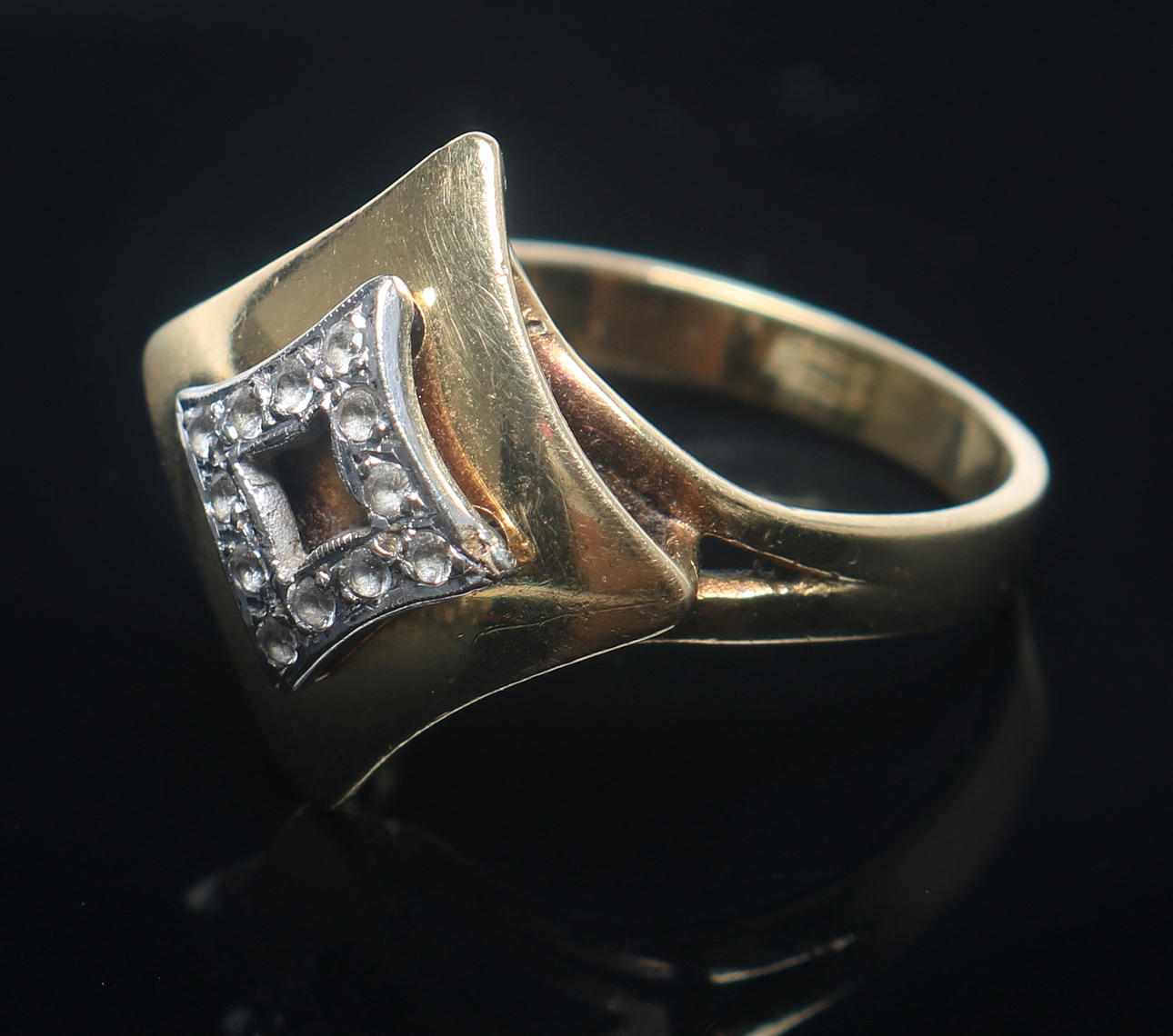 RING med 12 stenar, guld, 18 K, vikt 5,93 gram.