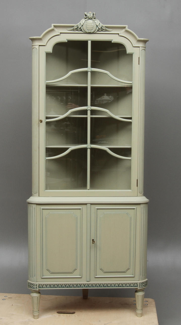 HÖRNVITRINSKÅP, gustaviansk stil, 1900-tal.