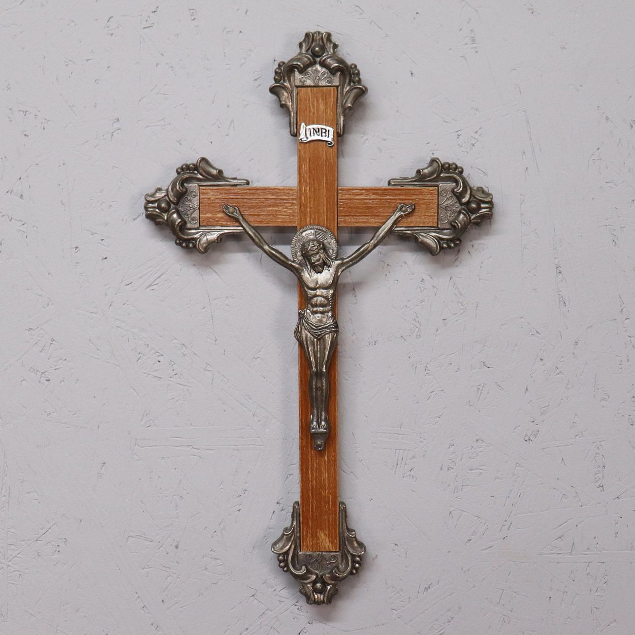 KRUCIFIX, trä och vitmetall, 1900-tal.