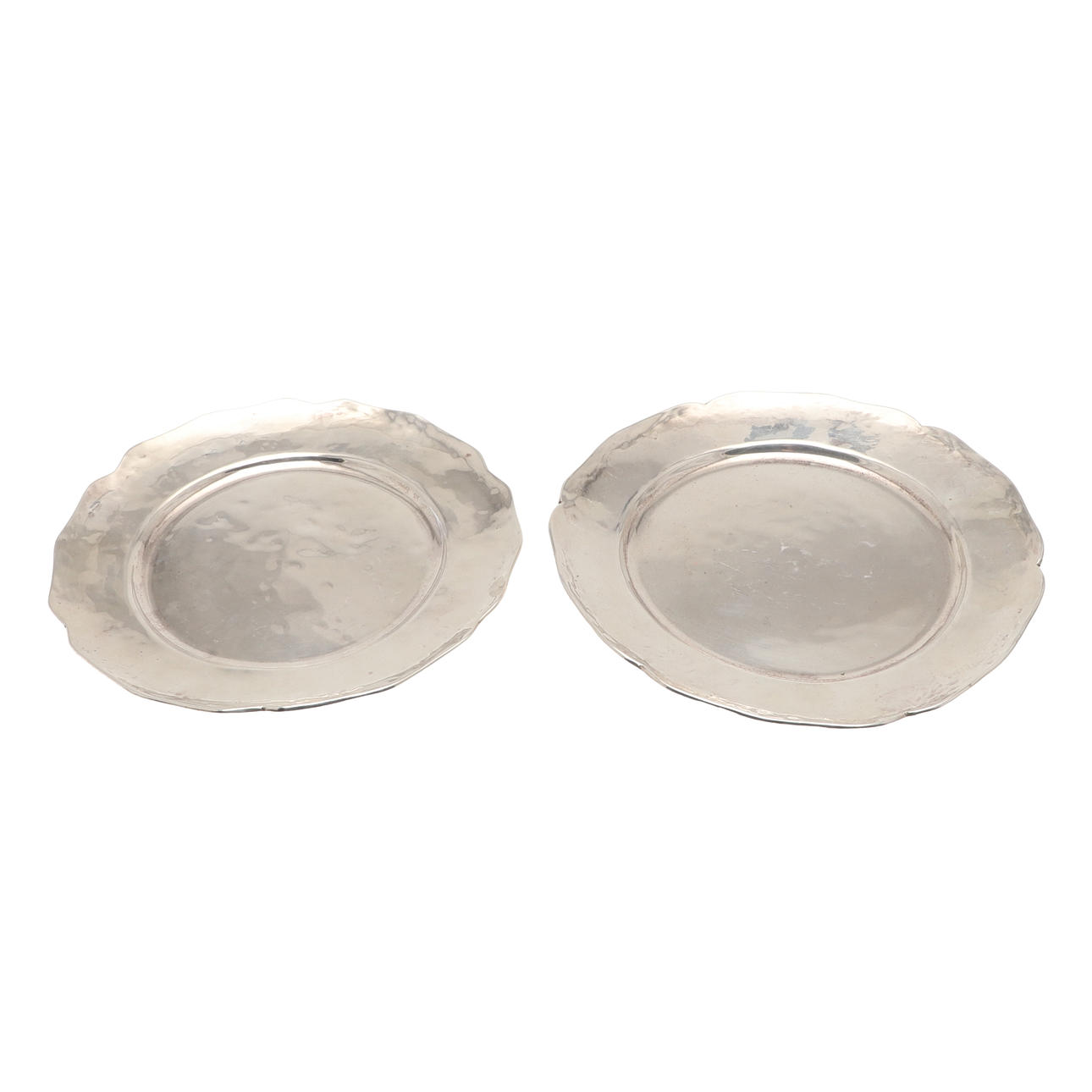 A PAIR OF SILVER PLATES, POSSIBLY PERUVIAN.