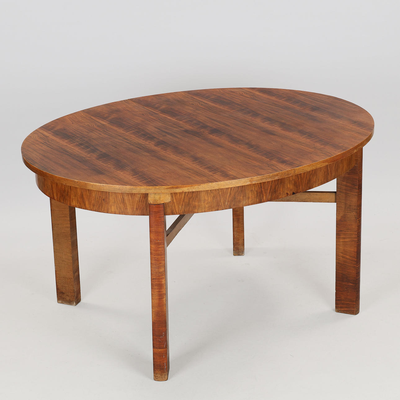 Oval dining table in veneered walnut, Art Deco, Scandinavian master cabinetmaker, circa 1930s.