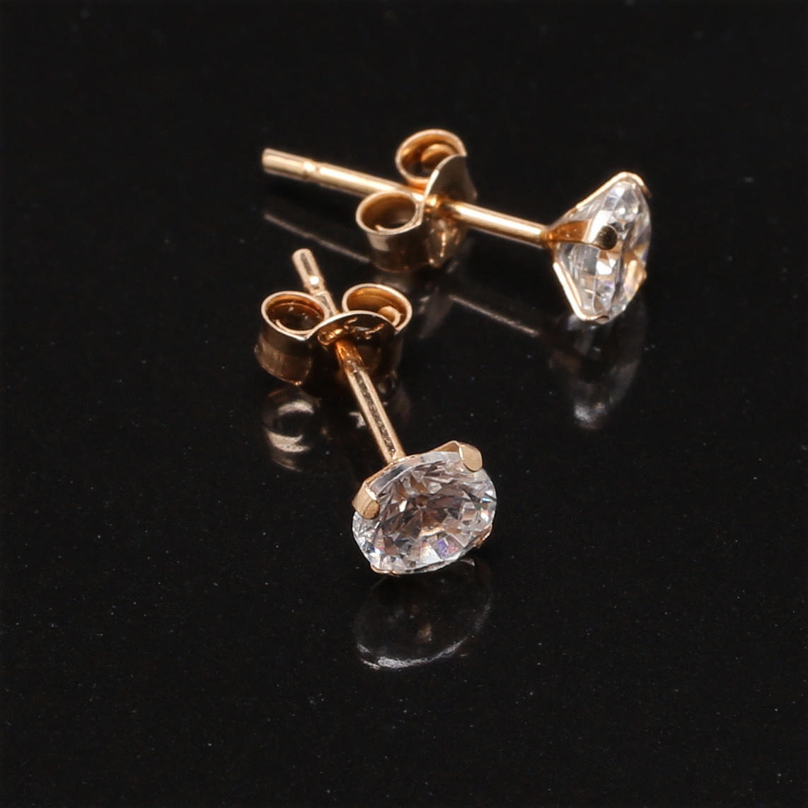 ENSTENSÖRHÄNGEN, ett par i 18K guldguld med cubic zirkoner.