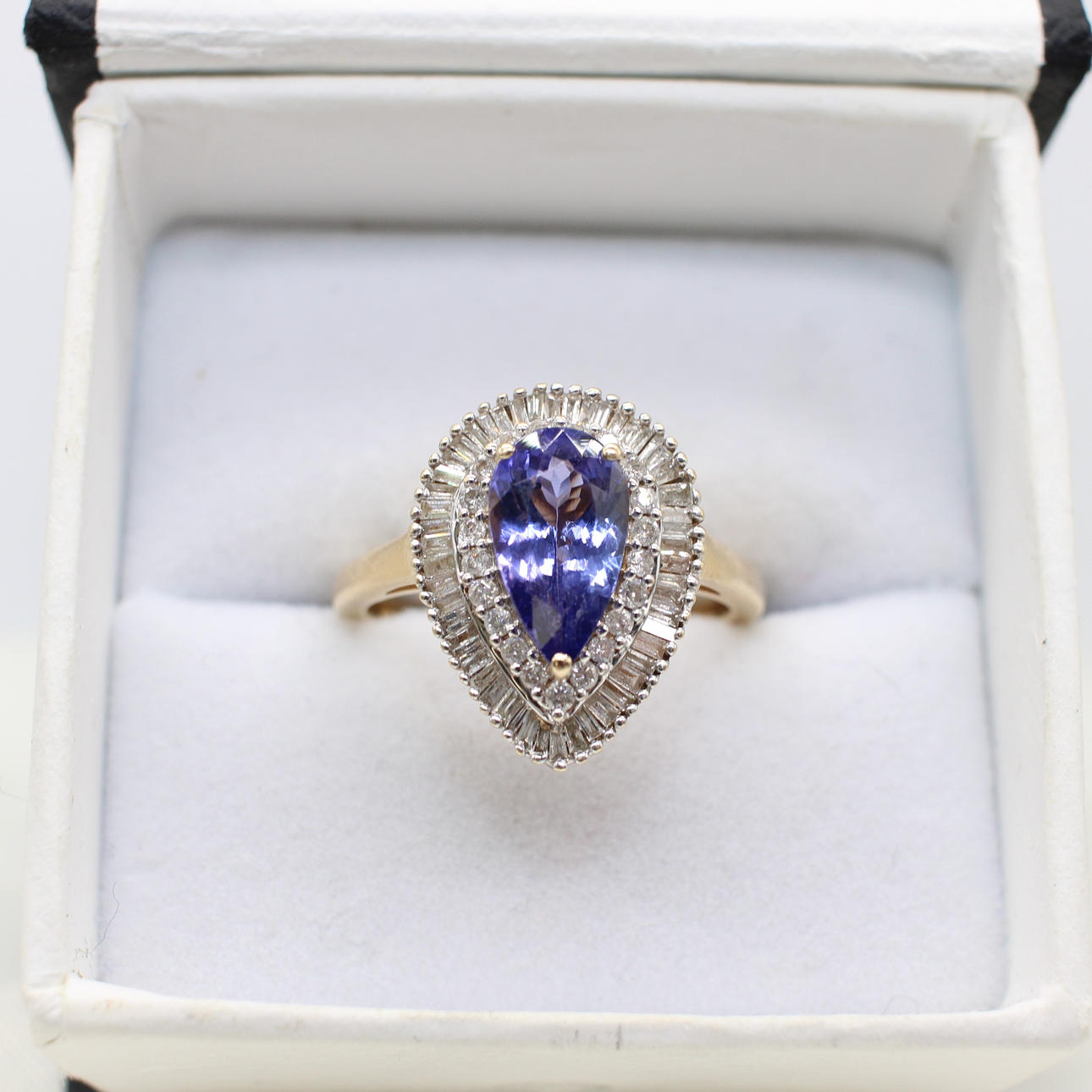 TANZANITE & DIAMOND RING.