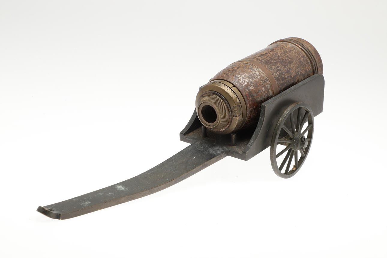 A SHRAPNEL MORTAR SHELL ON CARRIAGE MOUNT. Weapons & Militaria - Other ...