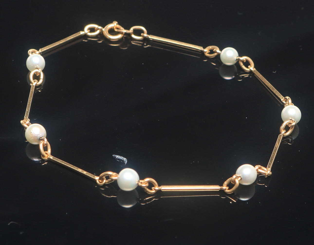 ARMBAND med pärlor, guld, 18 K, vikt 4,08 gram.