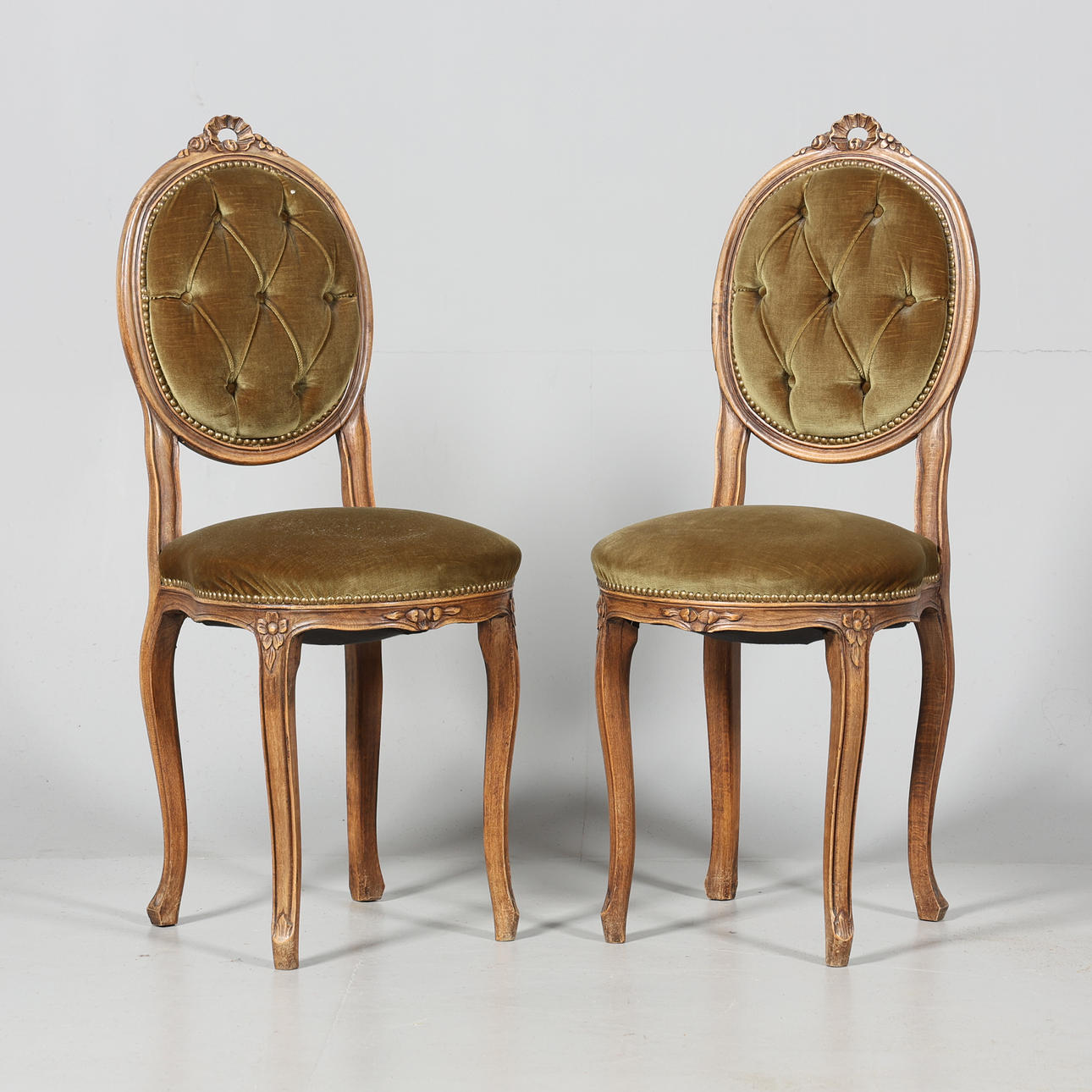 A pair of Rococo chairs. Furniture - Armchairs & Chairs - Auctionet