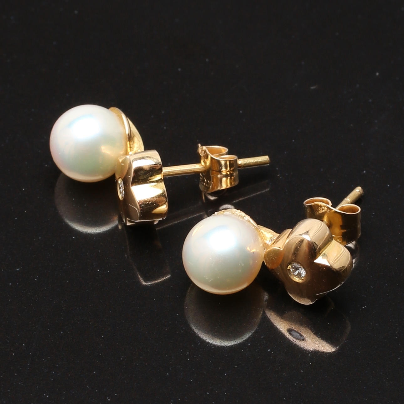 ÖRHÄNGEN, 1 par i 18K gulguld med oldade pärlor 2 diamanter, 0,03 ct.