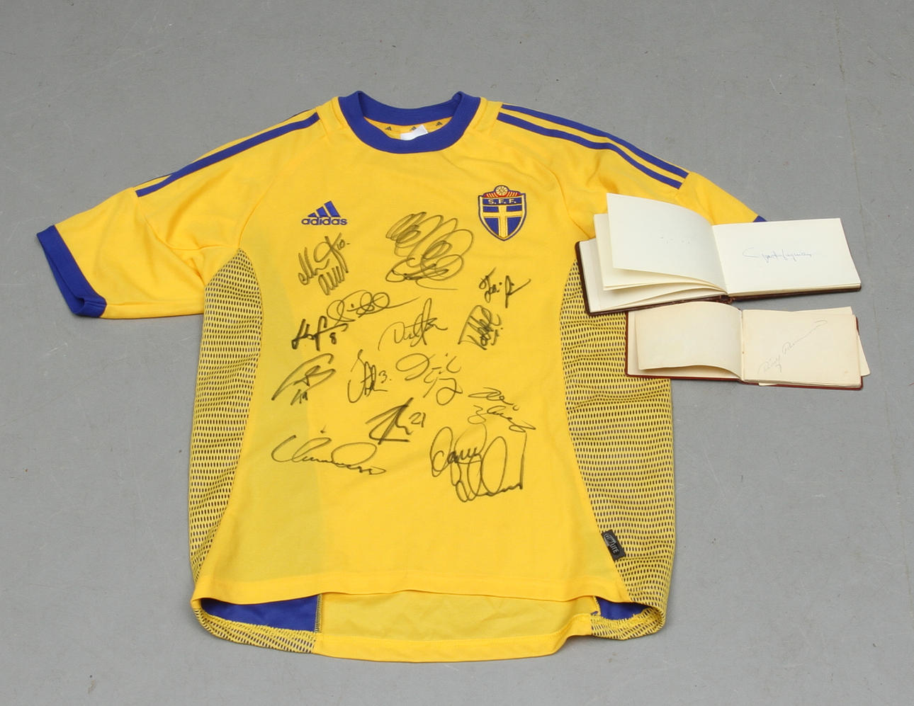 AUTOGRAFBLOCK - 2 stycken samt Landslagströja fotboll med 13 autografer.