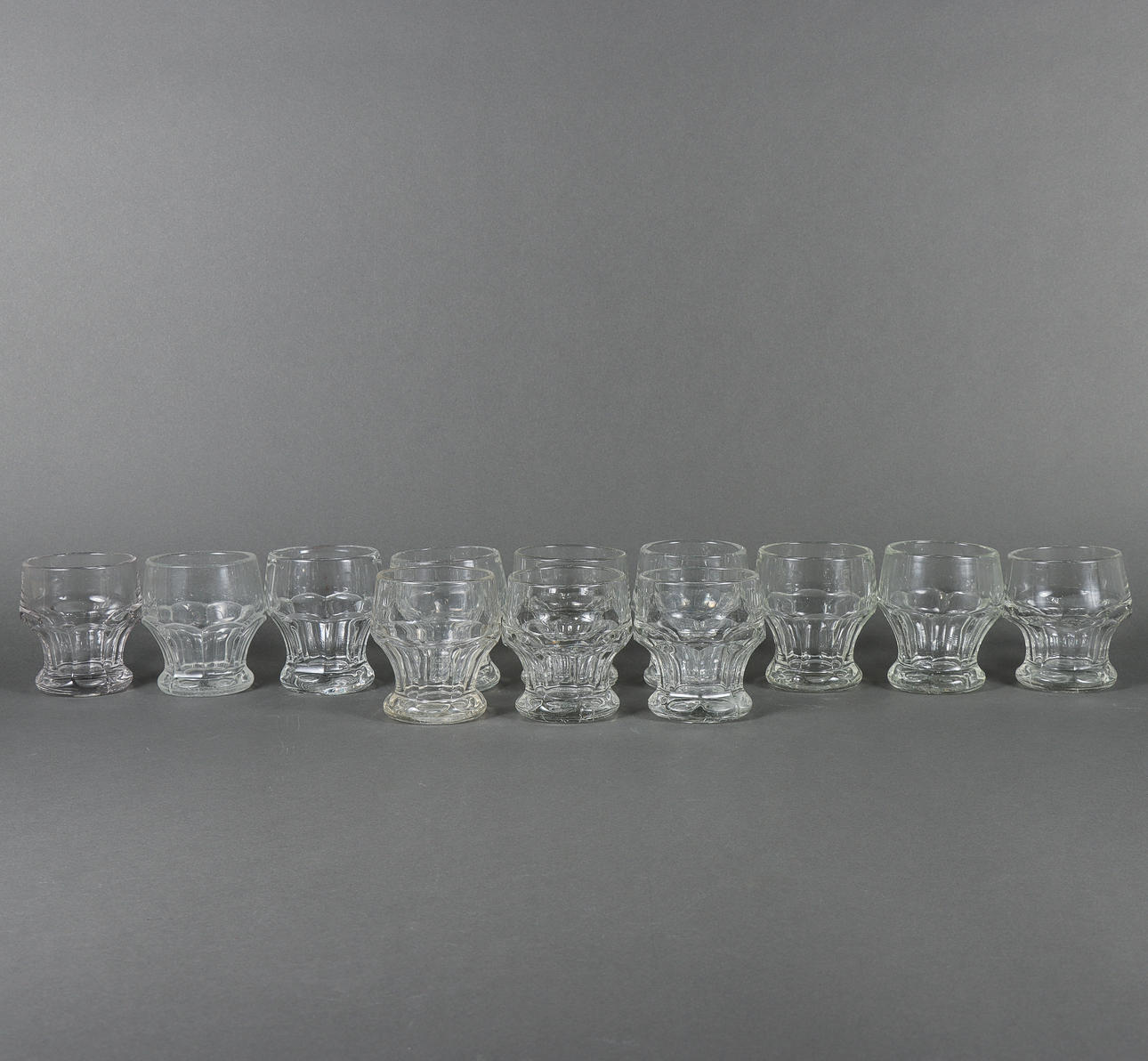GLAS 12 stycken, pressglas, Eda Glasbruk. Glas - Övrigt - Auctionet