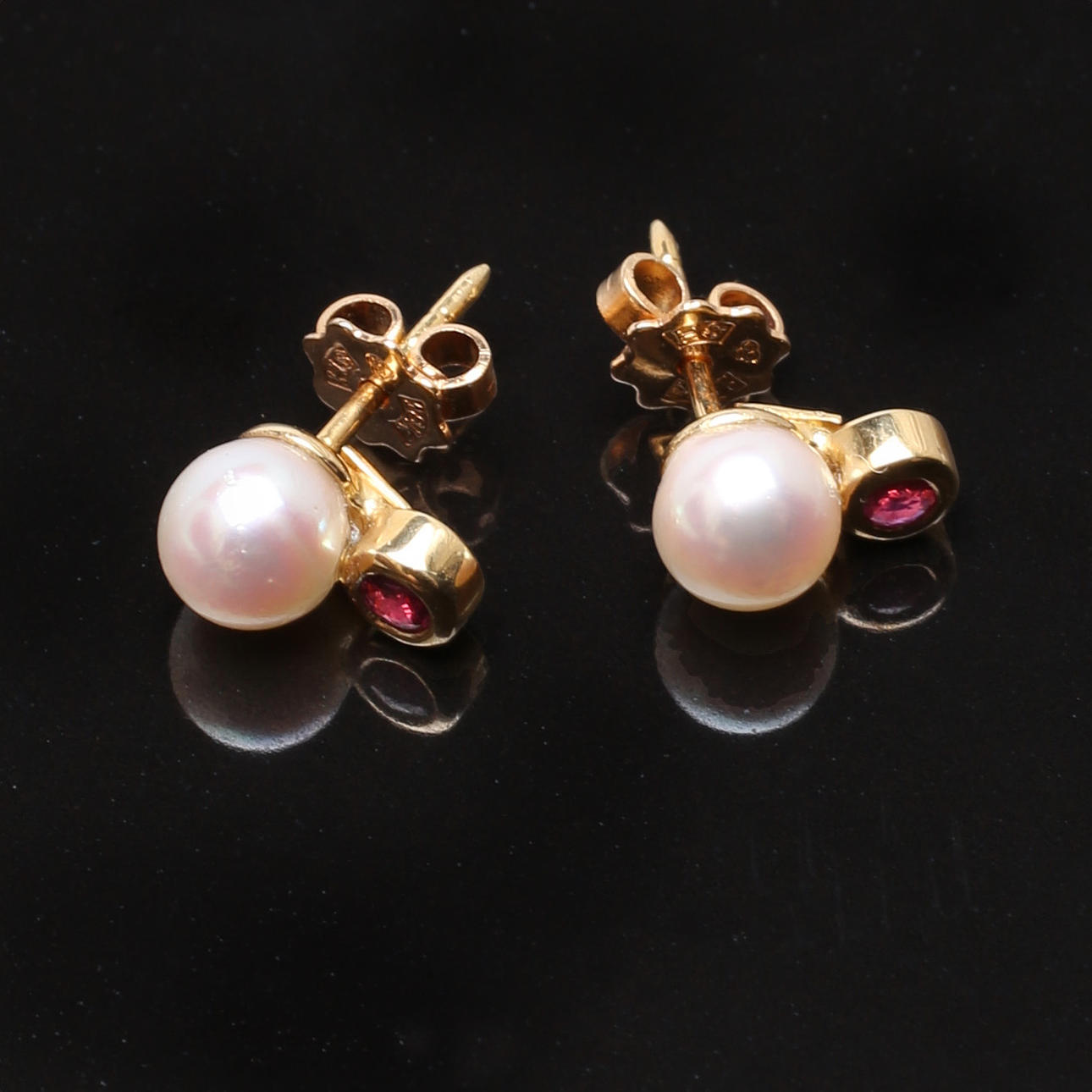 ÖRHÄNGEN, 1 par i 18K gulguld med pärla och rubin, totalt 2,10 ct.
