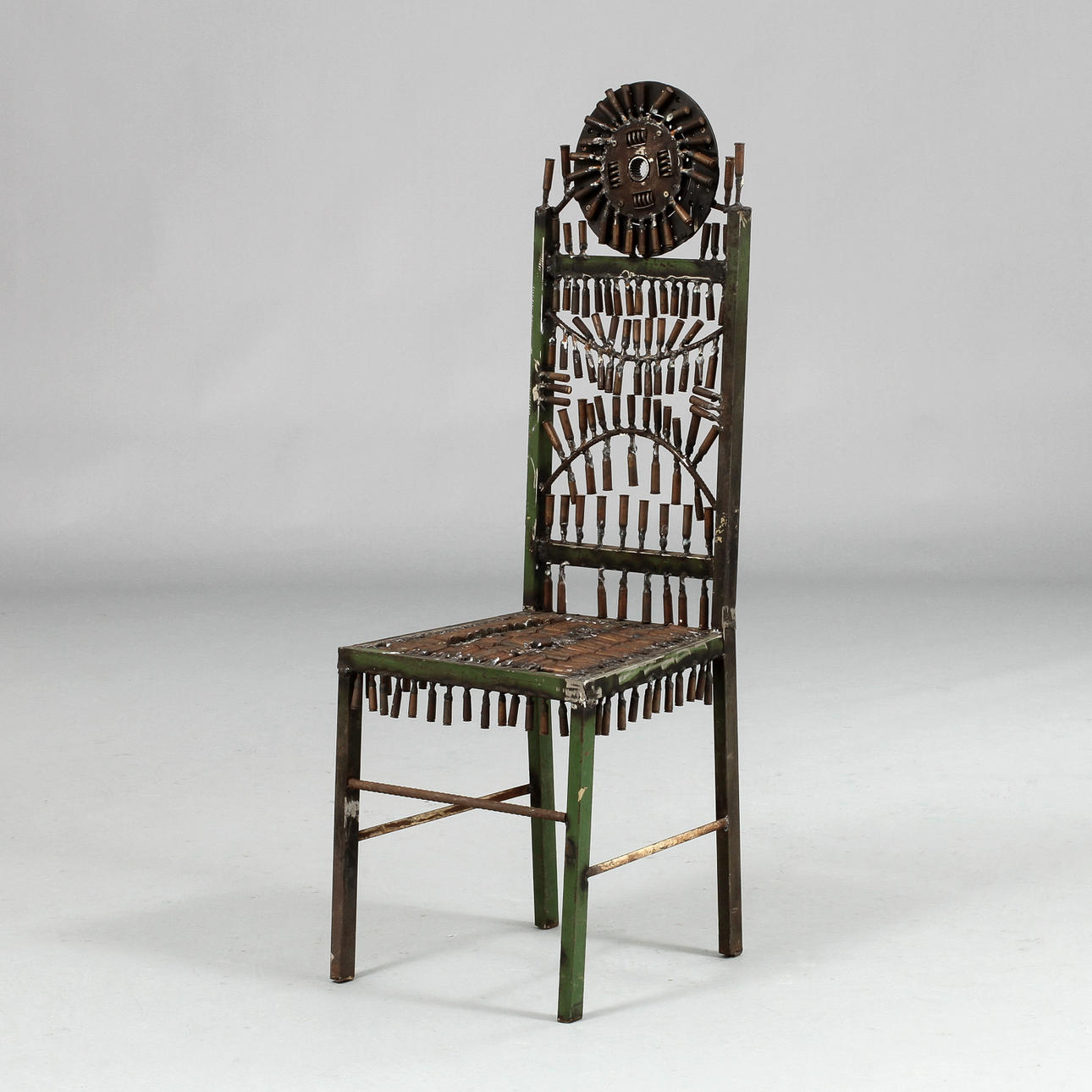 FIEL DOS SANTOS. Stol gjord av järn samt patronhylsor.