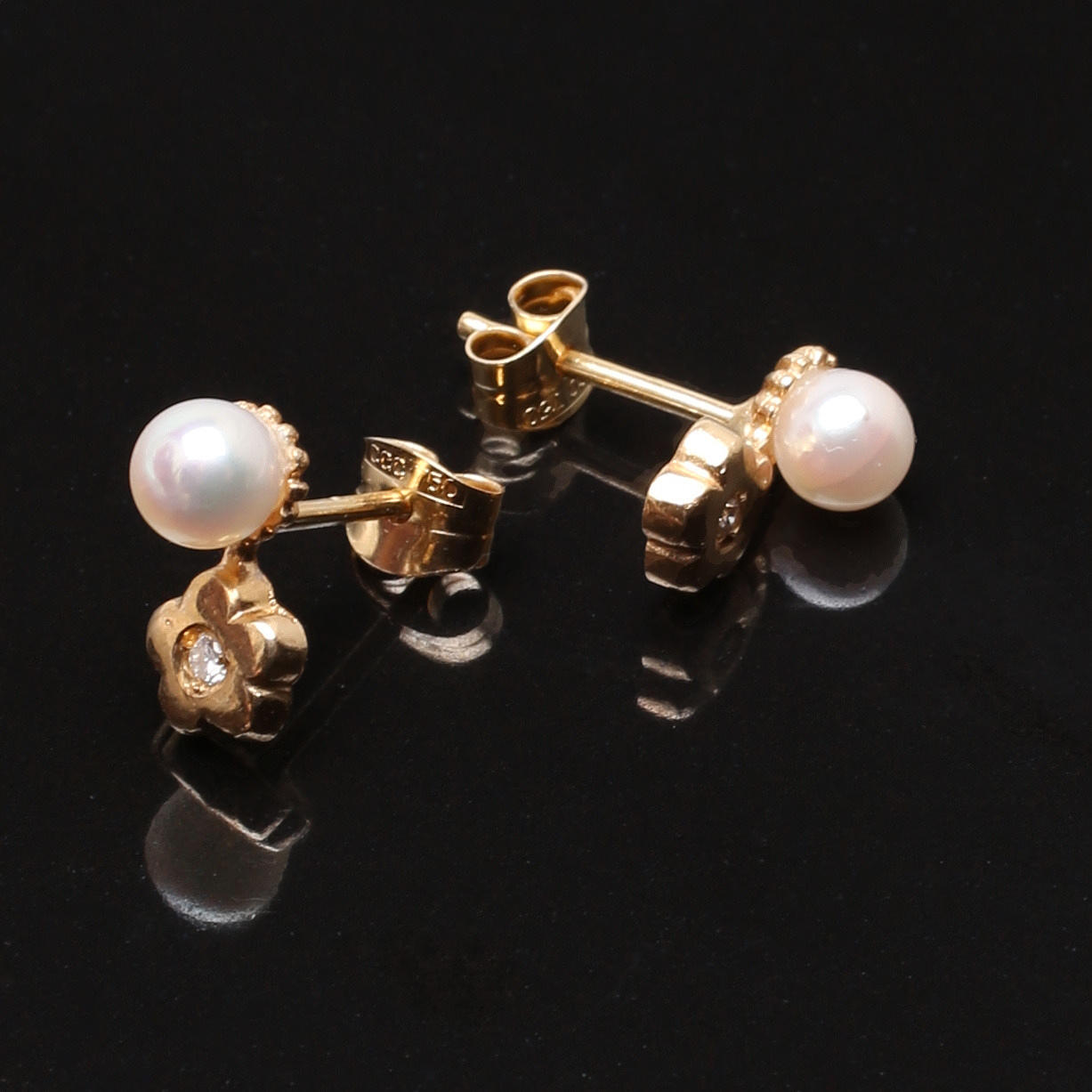 ÖRHÄNGEN, ett par i 18K gulguld med pärlor och diamanter 0,03 ct.